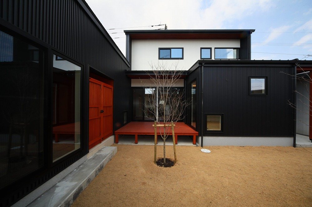 通り土間を介して母屋と趣味の部屋がつながる住宅